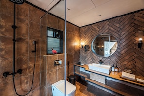 Luxury-Zimmer | Badezimmer | Dusche, kostenlose Toilettenartikel, Haartrockner, Bademäntel