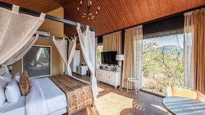 A bedroom with a bed, a TV, and a view of the outdoors. - Canary Islands Resort & Spa (Paud)