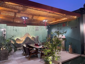 Deluxe-Ferienhaus, 4 Schlafzimmer, Blick auf den Innenhof | Terrasse/Patio