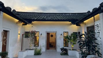 Superior Cottage, 5 Bedrooms, Courtyard View | Living area