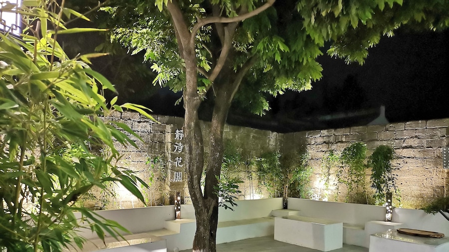 Serenity Courtyard Hotel