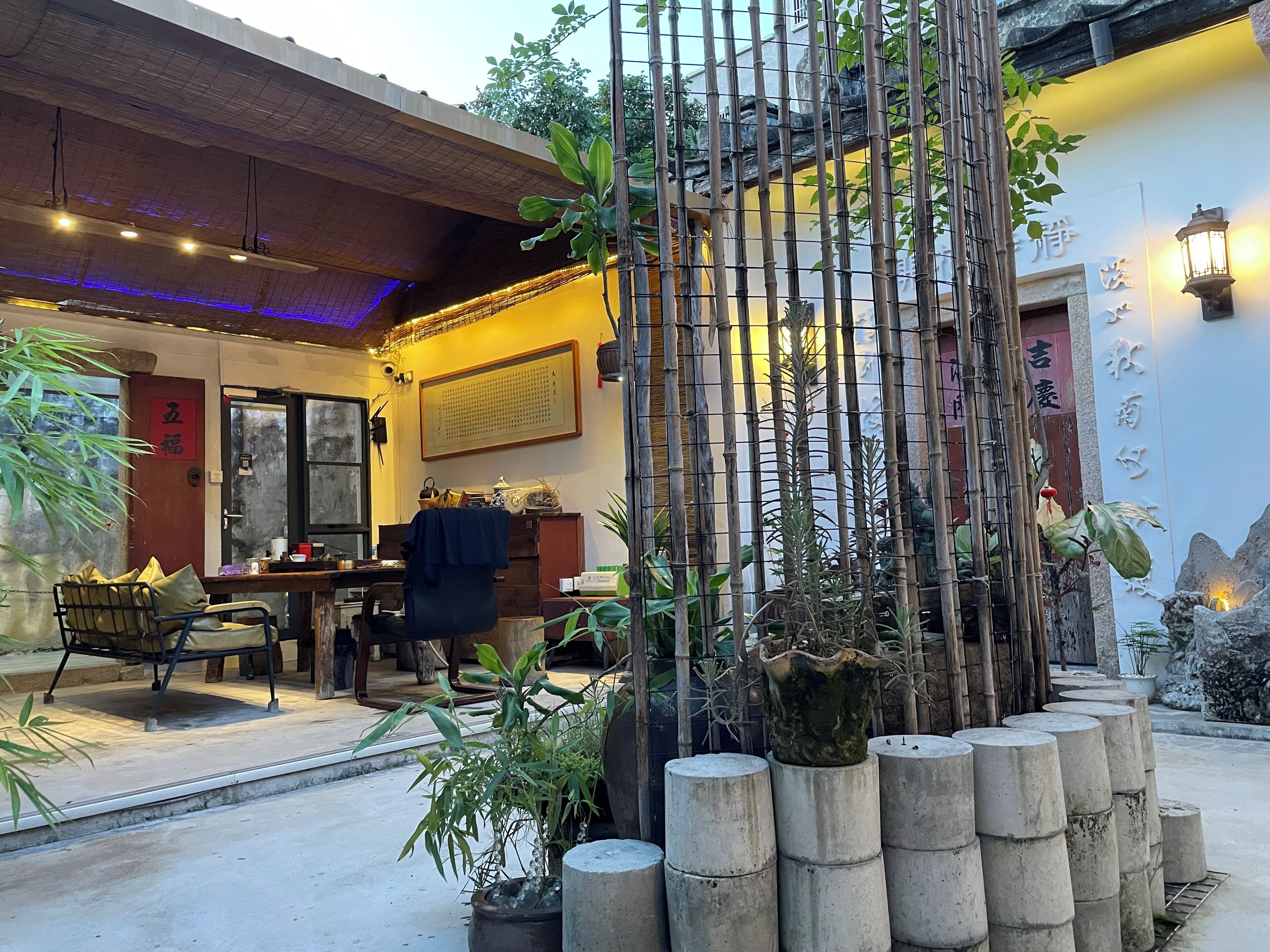 Espacio para trabajar con laptop y wifi gratis 