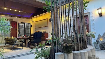 Casa de campo família, 4 quartos, vista para o pátio | 5 quartos, espaço de trabalho para notebook, Wi-Fi de cortesia