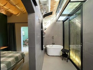 Deluxe Cottage, 4 Bedrooms, Courtyard View | Bathroom | Hair dryer, towels, soap, shampoo - Serenity Courtyard Hotel (Shantou)