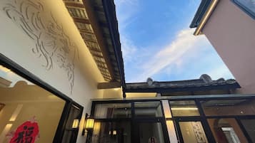 Comfort Cottage, 4 Bedrooms, Courtyard View | Terrace/patio