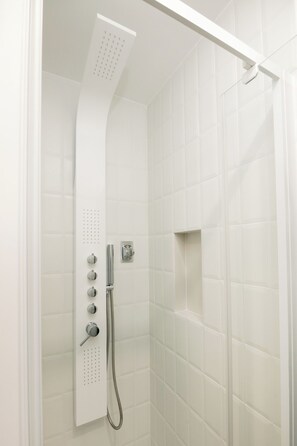 Suite Studio Deluxe, 1 grand lit, non-fumeur, bain à remous | Douche de la salle de bain