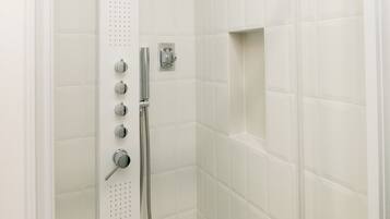 Deluxe Studio Suite, 1 Queen Bed, Non Smoking, Jetted Tub | Bathroom shower