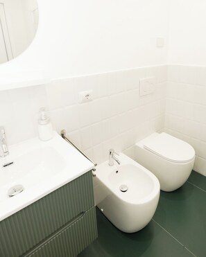 Standard Double Room, 1 Queen Bed, Non Smoking, Private Bathroom | Bathroom | Hair dryer, bidet, towels, toilet paper - O Effe Games Vatican (Rome)