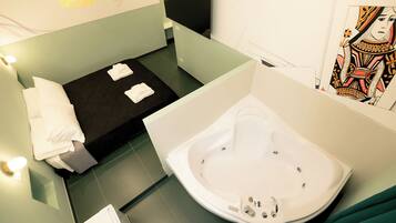Deluxe Studio Suite, 1 Queen Bed, Non Smoking, Hot Tub | Private spa tub
