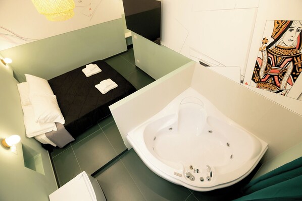 Suite studio Deluxe, 1 grand lit, non-fumeur, baignoire à remous | Baignoire à remous privée