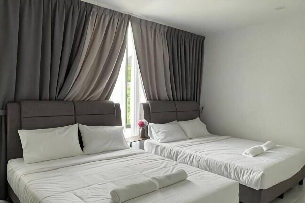 Tabla de planchar con plancha, wifi gratis y ropa de cama