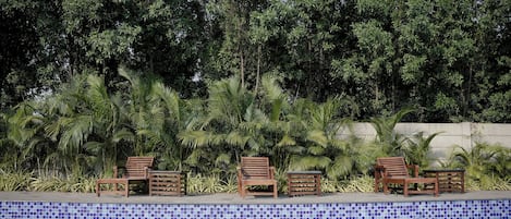 Swim-up bar