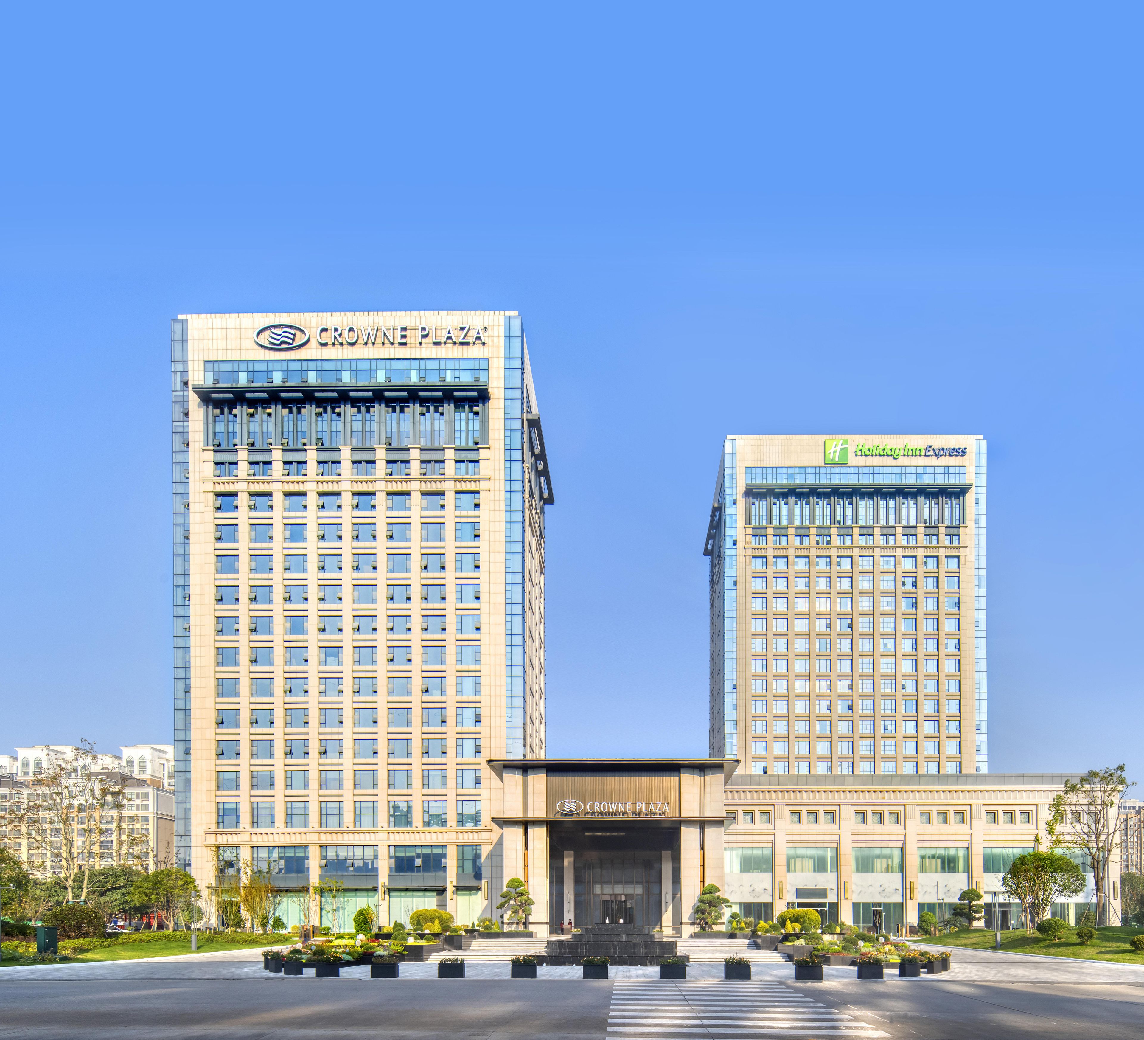 Dos edificios altos con la señalización "Crowne Plaza" y "Holiday Inn Express".
