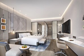 Une chambre d’hôtel moderne équipée d’un grand lit, d’un bureau, d’une chaise et d’une télévision.