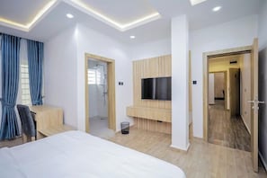 Comfort-Zimmer, Balkon, Stadtblick | Schreibtisch, laptopgeeigneter Arbeitsplatz, kostenloses WLAN