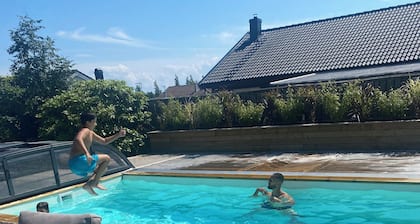 City and beach poolvilla with AC and WiFi close to lovely Tylösand