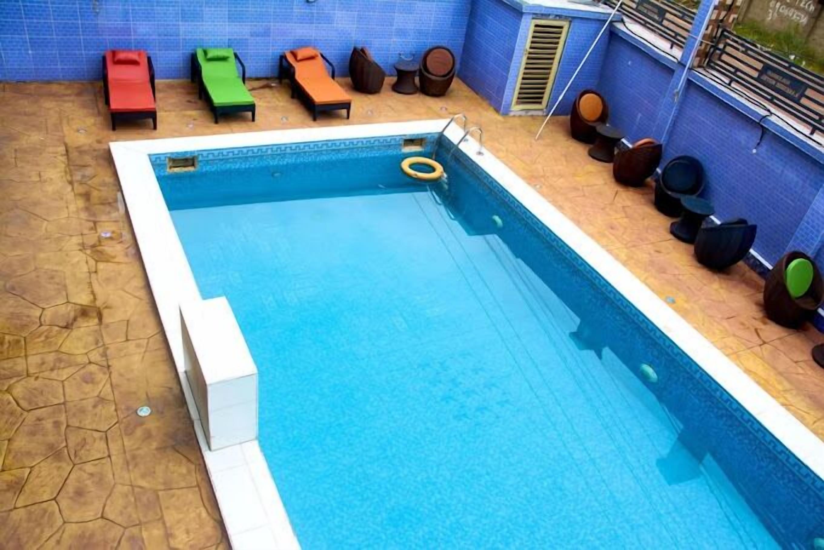 Swim-up bar
