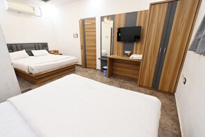 Escriptori, espai de treball apte per a portàtils i wifi gratuïta