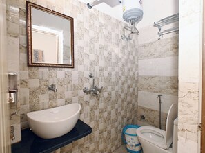 Habitació familiar | Bany | Dutxa, articles de tocador gratuïts, tovalloles i sabó