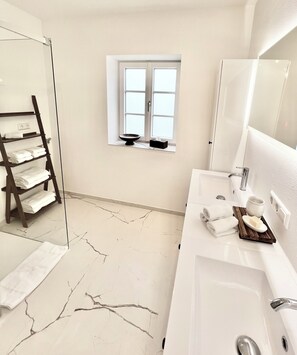 淋浴設備、風筒、提供毛巾、番梘