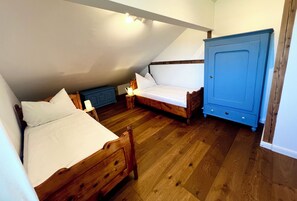 4 bedrooms, in-room safe, desk, iron/ironing board