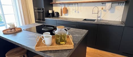 Fridge, oven, stovetop, dishwasher