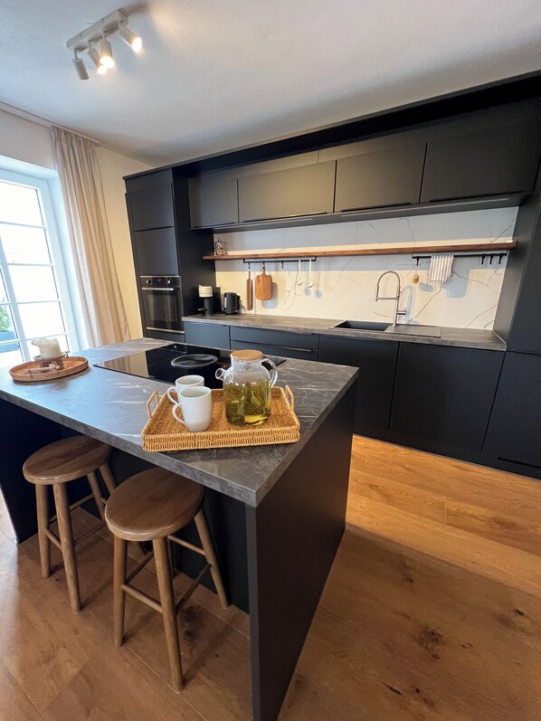 Fridge, oven, stovetop, dishwasher