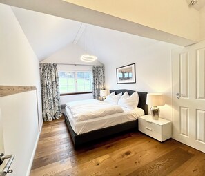 4 bedrooms, in-room safe, desk, iron/ironing board