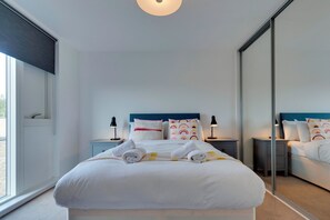 2 عدّة غرف نوم ومكتب ومكواة/لوح كي وسرير سفر