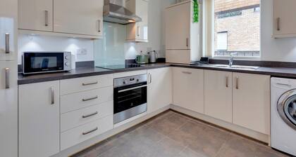 54 Woodpecker Way · Modern apartment near Addenbrookes | Free parking | Pass the Keys