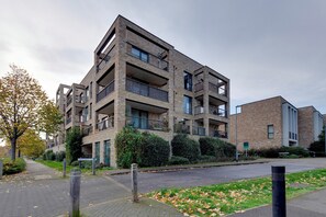 Exterior - 54 Woodpecker Way · Modern apartment near Addenbrookes | Free parking | Pass the Keys (Cambridge)