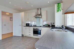 Fridge, microwave, oven, dishwasher - 54 Woodpecker Way · Modern apartment near Addenbrookes | Free parking | Pass the Keys (Cambridge)