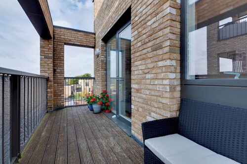 54 Woodpecker Way · Modern apartment near Addenbrookes | Free parking | Pass the Keys