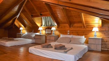 House | 4 bedrooms, desk