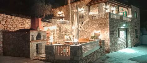 House | 4 bedrooms, desk