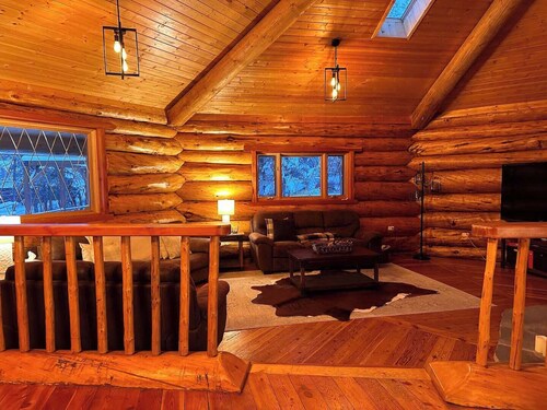 Beautiful Mountain Cabin Sleeps 14