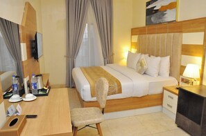 Habitación Deluxe, balcón, vista a la ciudad | Escritorio, espacio para trabajar con laptop y wifi gratis 