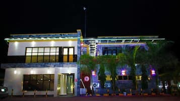 Fassade der Unterkunft – Abend/Nacht