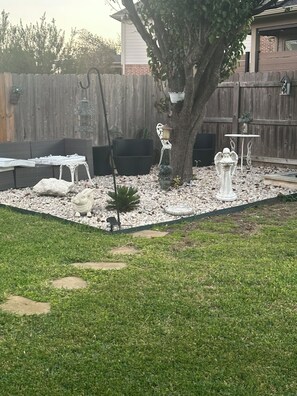 Property grounds - Spacious 4-bedroom house with AC, WiFi in serene Round Rock (Round Rock)