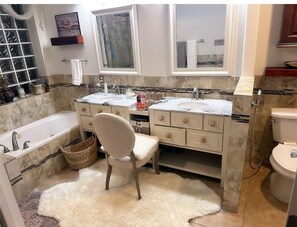 Shower, jetted bath, hair dryer - Elegant luxury 1king ,1 queen 2full bed (Round Rock)
