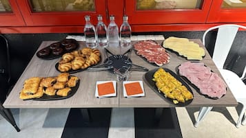 Se sirven desayunos, comidas y cenas con mesas al aire libre