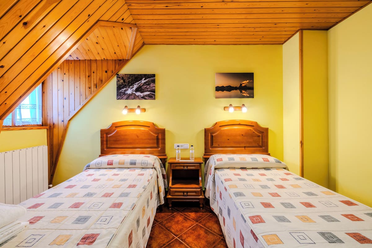 Habitación estándar con 2 camas individuales, vista a la montaña | Escritorio y wifi gratis