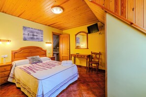 Standard Double Room, Mountain View | Desk, free WiFi - HOSTAL PAÑART (Bielsa)