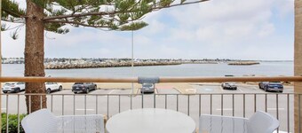 This apartment is a 2 bedroom(s), 1 bathrooms, located in Fremantle, WA.