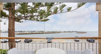 This apartment is a 2 bedroom(s), 1 bathrooms, located in Fremantle, WA.