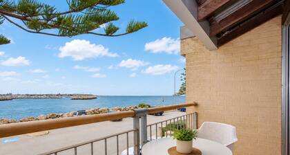 Wake up to spectacular harbour views and watch ships glide past from your private balcony. <br>Mariners Lookout is a spacious waterfront apartment just minutes from Fremantle's cafés, restaurants, Bathers Beach and the Rottnest Ferry. <br>Perfect for