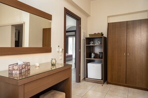 Rom – standard, balkong, hageutsikt | Safe på rommet, strykejern/-brett og wi-fi (inkludert)