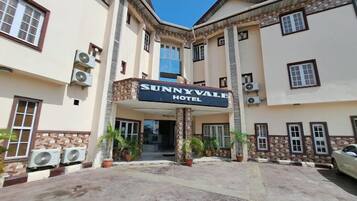 Vista frontal de la propiedad