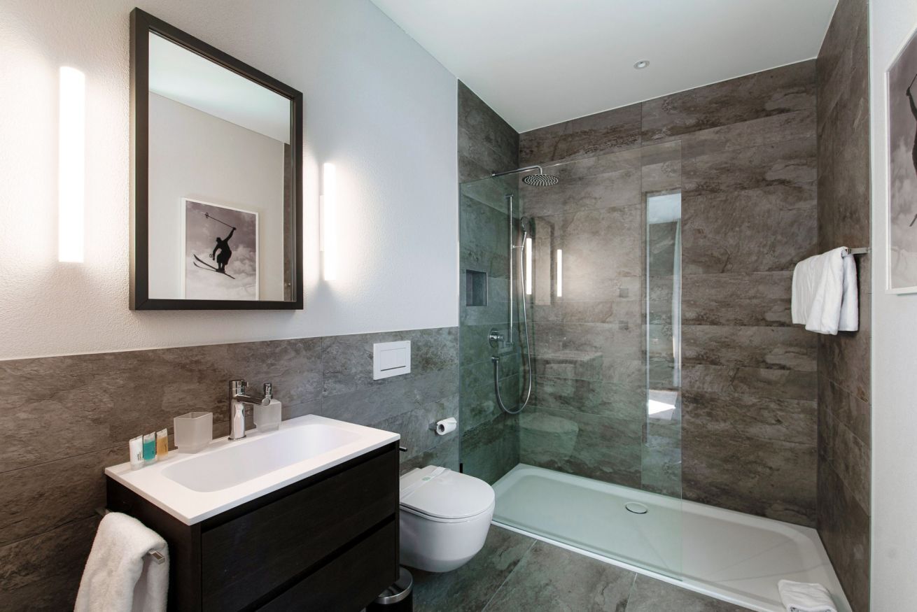 Douche, sèche-cheveux, bidet, serviettes fournies
