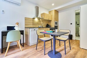 Estúdio | Cozinha privada | Frigobar, micro-ondas, cooktop, talheres/pratos/utensílios de cozinha